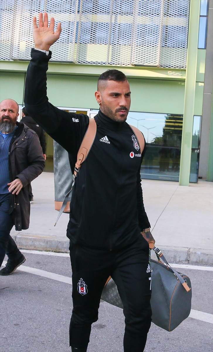Beşiktaş'ı İzmir'de taraftarları karşıladı!