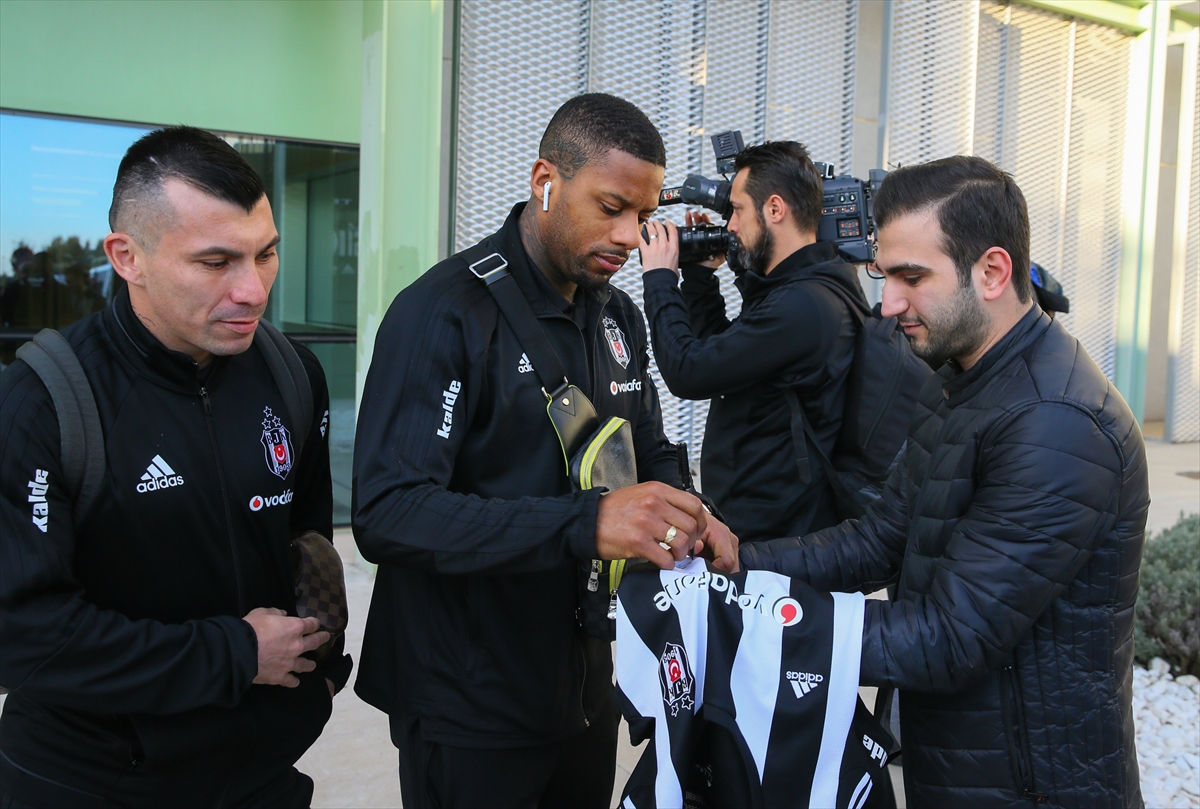 Beşiktaş'ı İzmir'de taraftarları karşıladı!