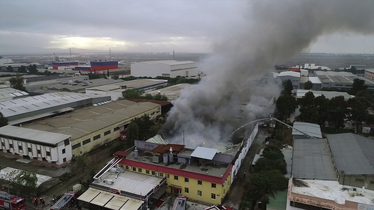 İzmir'de fabrika yangını