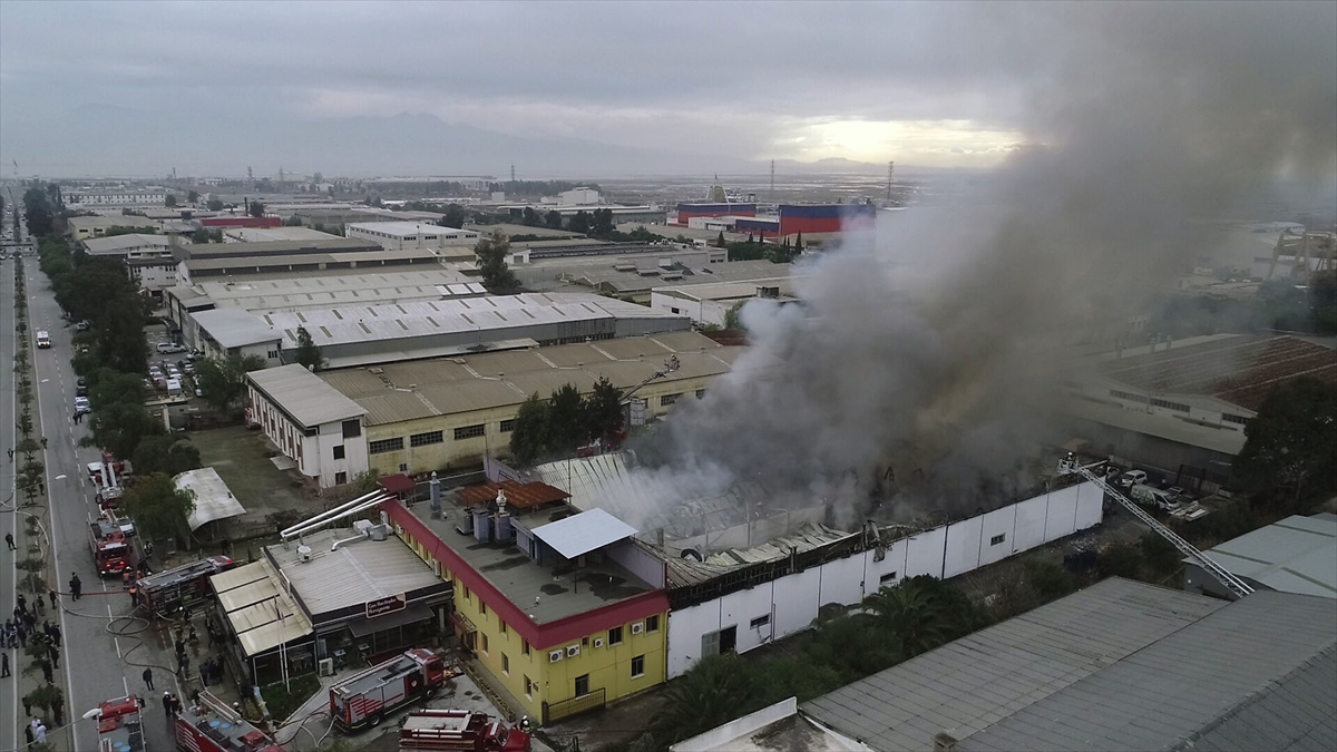 İzmir'de fabrika yangını