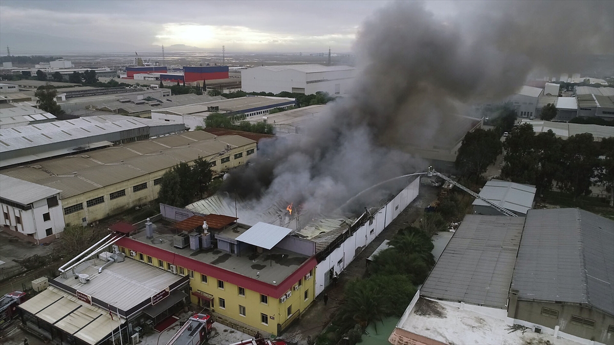 İzmir'de fabrika yangını
