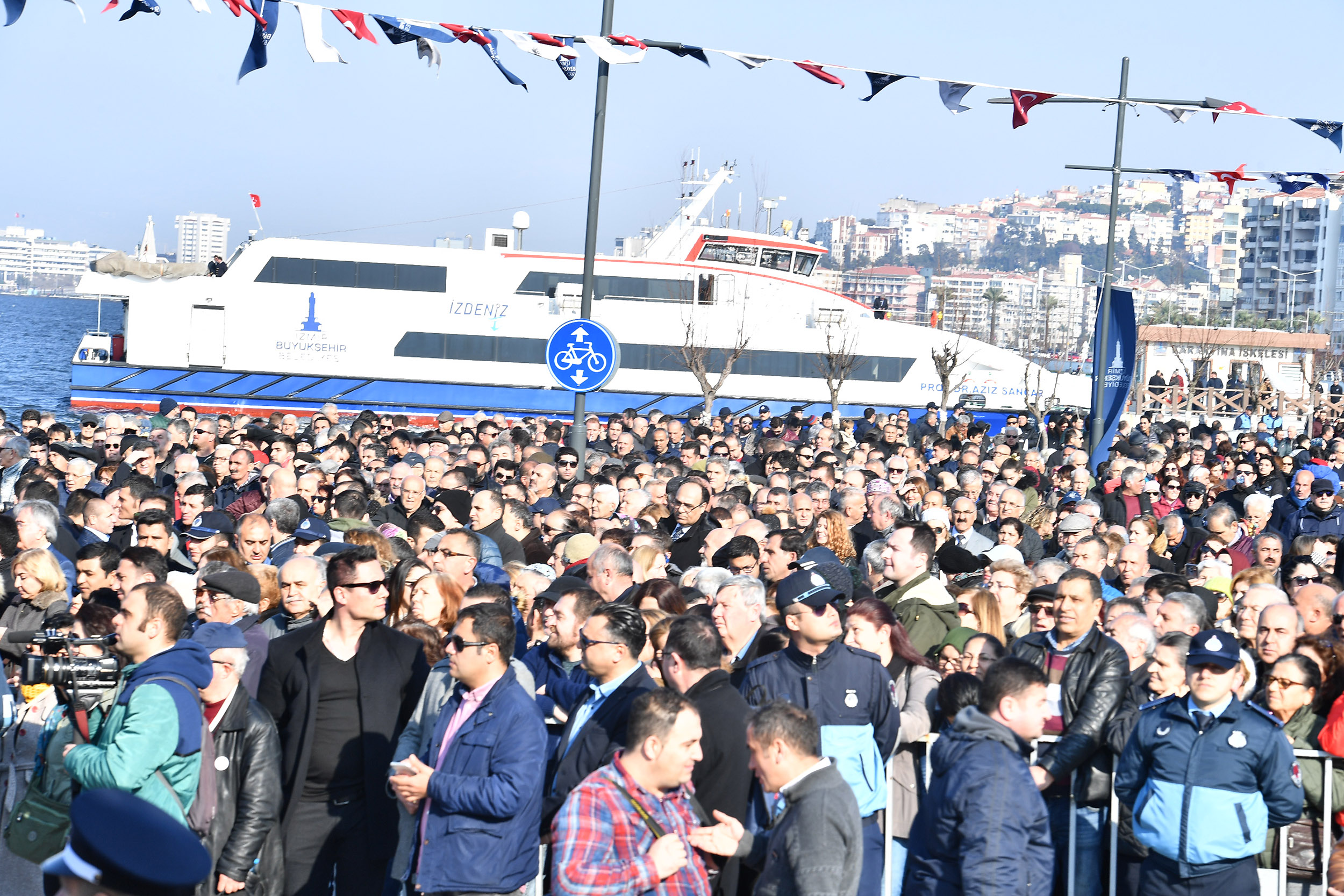 Kılıçdaroğlu, 15 Temmuz Demokrasi Şehitleri Meydanı’nı açtı