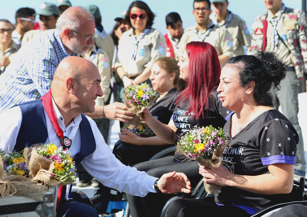 CHP'li Soyer, farkındalık için tekerlekli sandalye ile gezdi