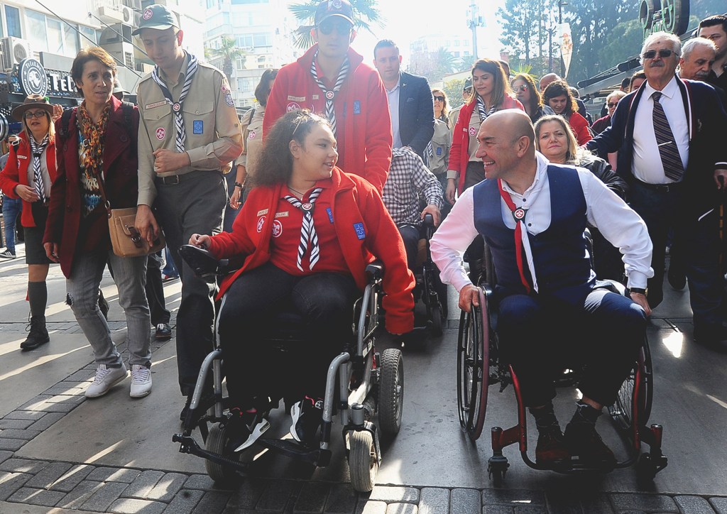 CHP'li Soyer, farkındalık için tekerlekli sandalye ile gezdi