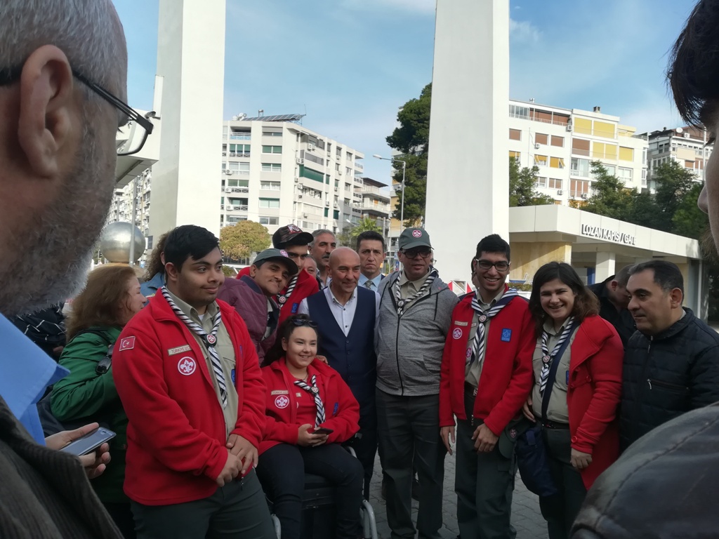 CHP'li Soyer, farkındalık için tekerlekli sandalye ile gezdi