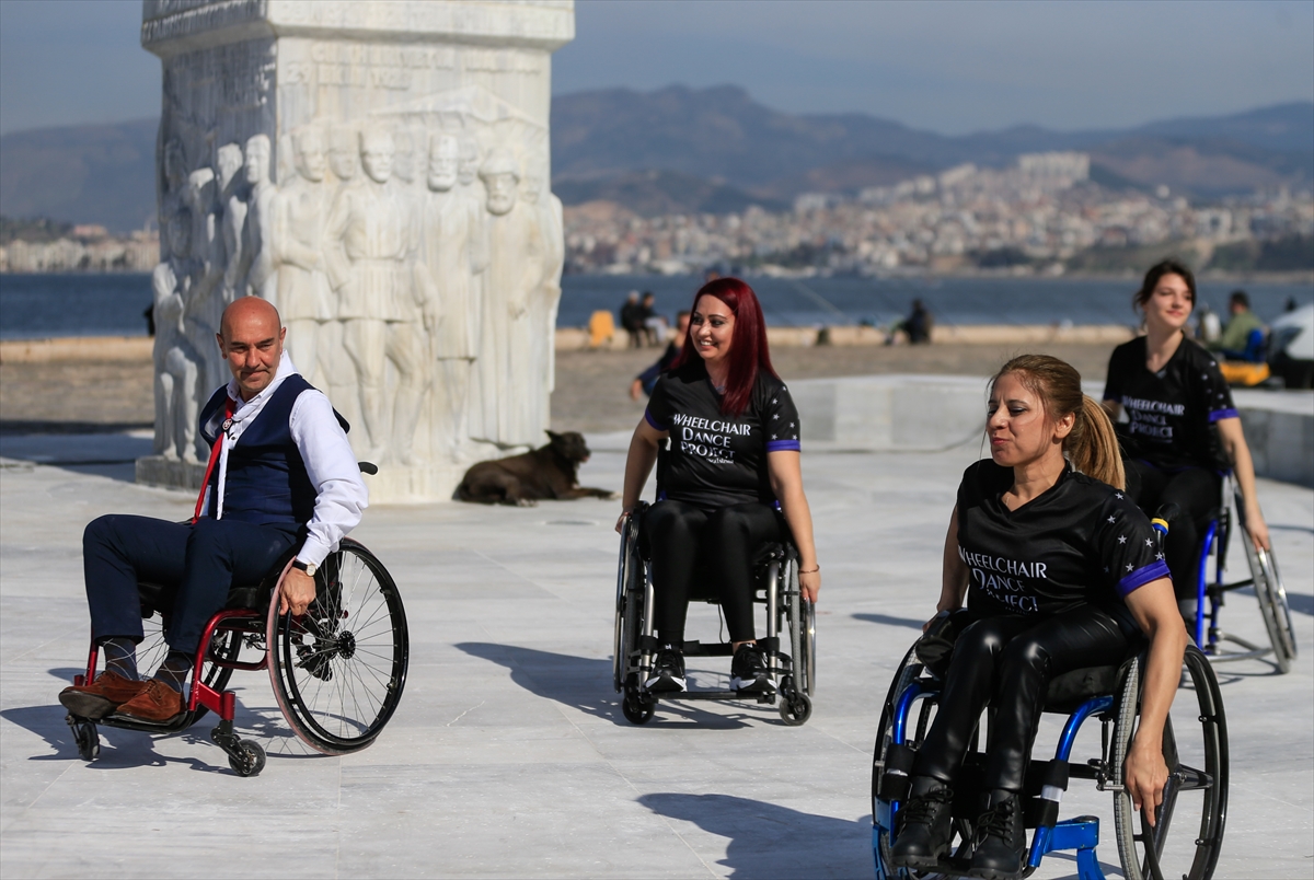 CHP'li Soyer, farkındalık için tekerlekli sandalye ile gezdi