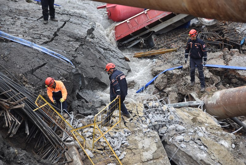 Metro istasyonunda göçük: İki güvenlik görevlisi aranıyor