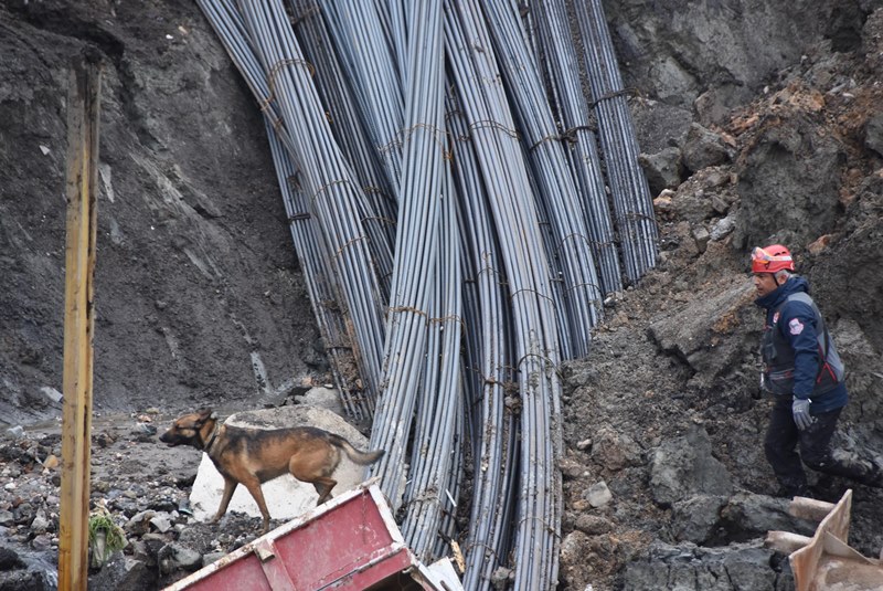Metro istasyonunda göçük: İki güvenlik görevlisi aranıyor
