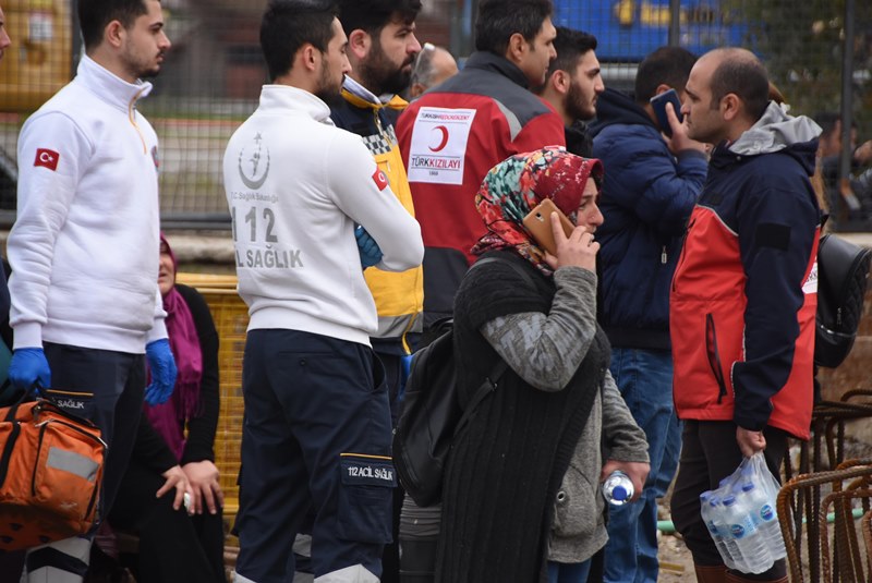 Metro istasyonunda göçük: İki güvenlik görevlisi aranıyor
