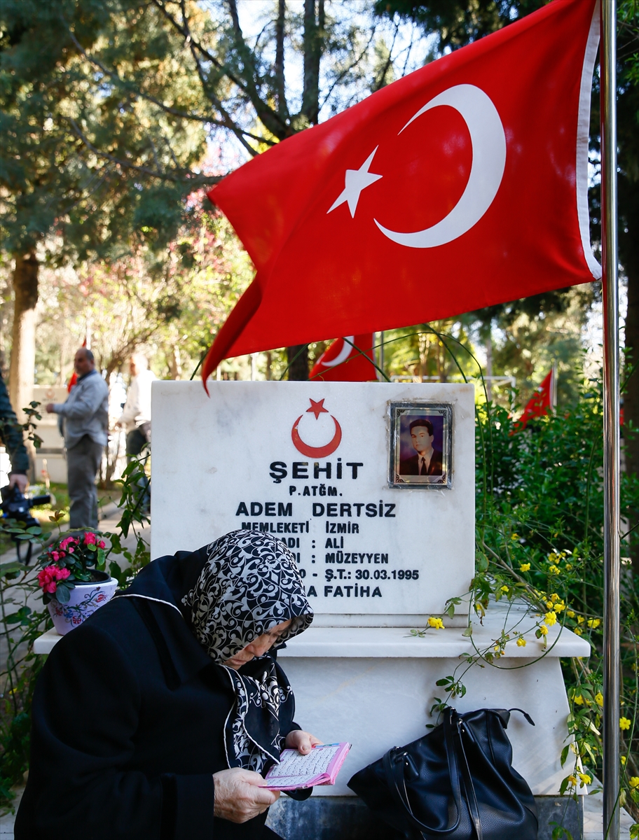 İzmir şehitlerini unutmadı