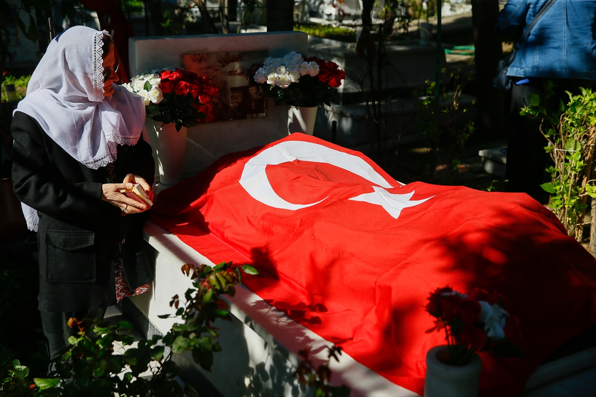 İzmir şehitlerini unutmadı