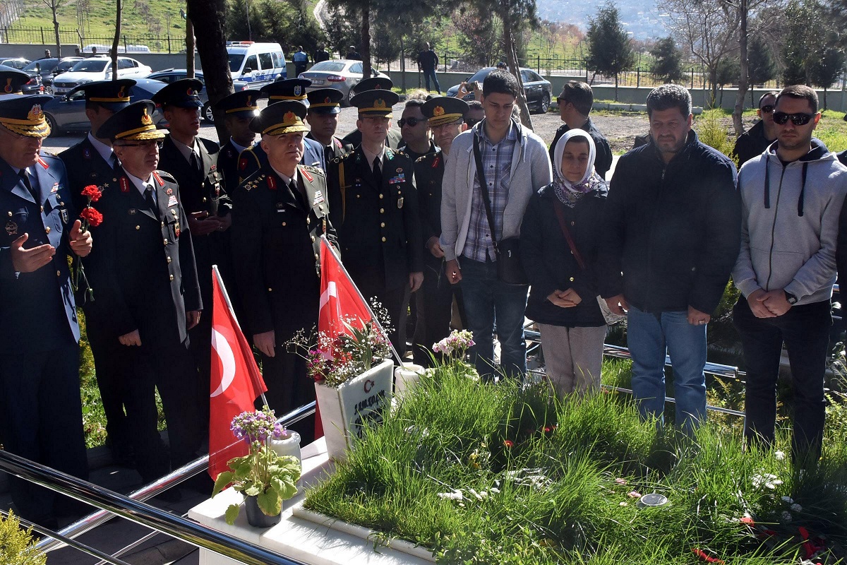 İzmir şehitlerini unutmadı