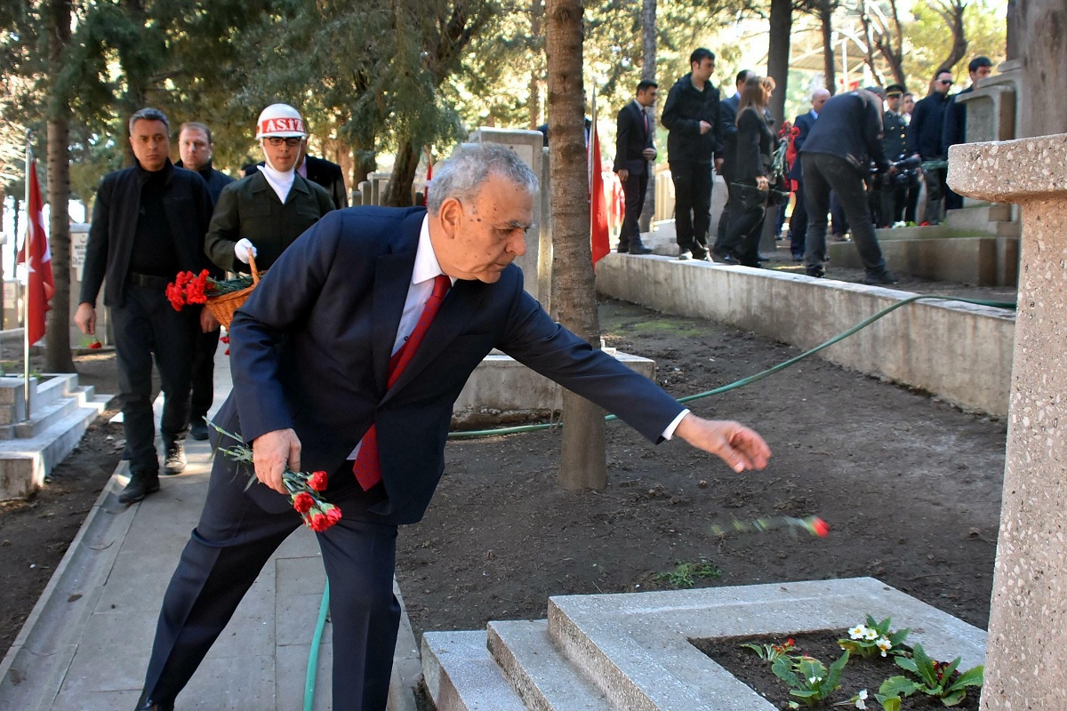 İzmir şehitlerini unutmadı