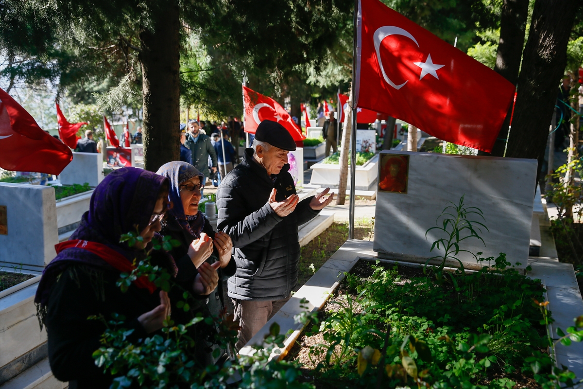 İzmir şehitlerini unutmadı