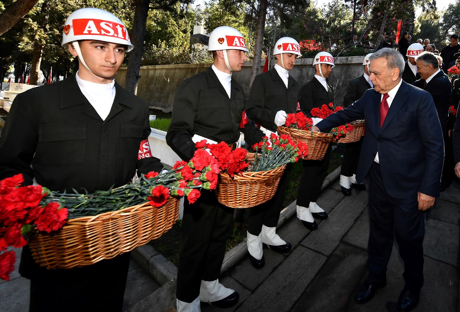 İzmir şehitlerini unutmadı