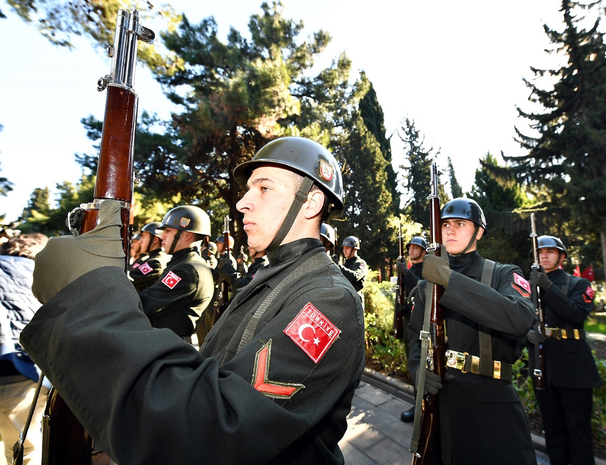 İzmir şehitlerini unutmadı