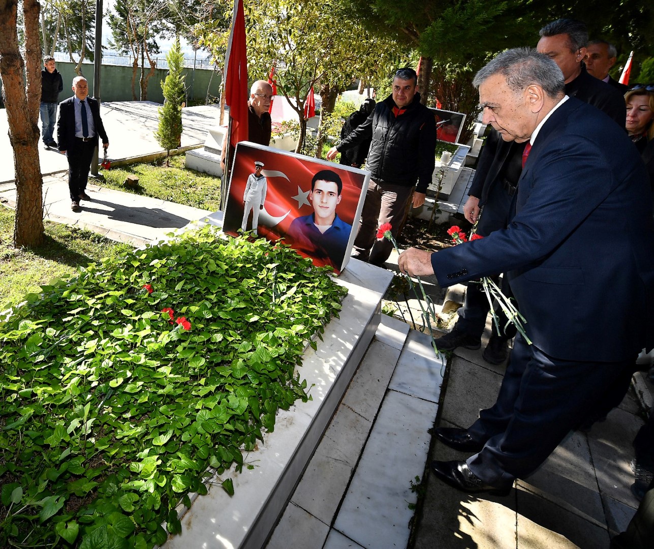 İzmir şehitlerini unutmadı