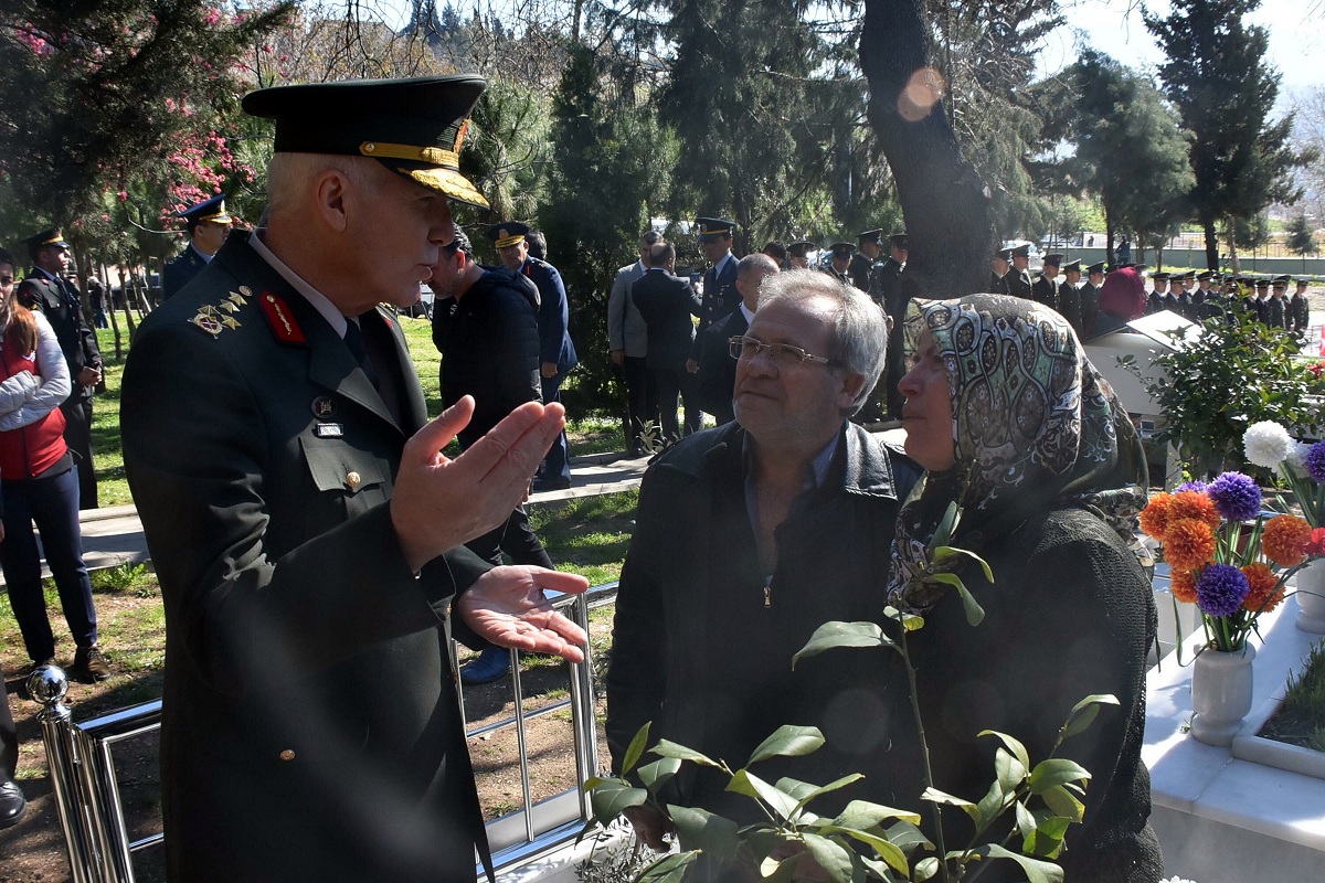 İzmir şehitlerini unutmadı