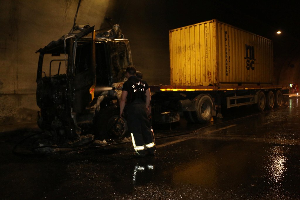 Sabuncubeli Tüneli'nde TIR yangını!