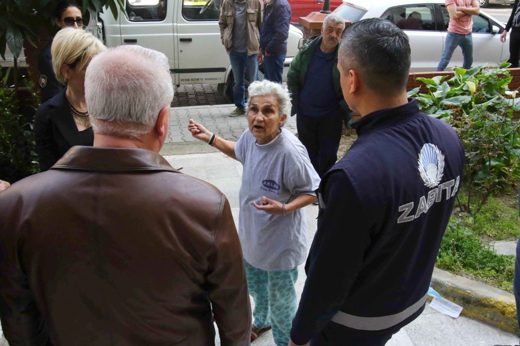 Bayraklı Belediyesi'nden çöp ev operasyonu
