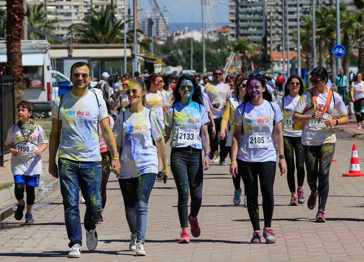 İzmir'de 'renkli koşu' festivali