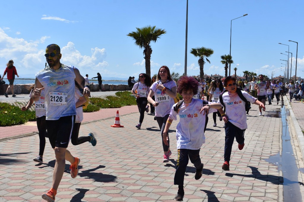 İzmir'de 'renkli koşu' festivali