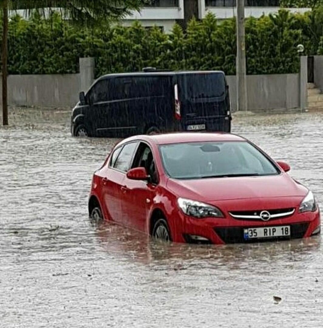 İzmir'de dolu, sağanak, hortum!