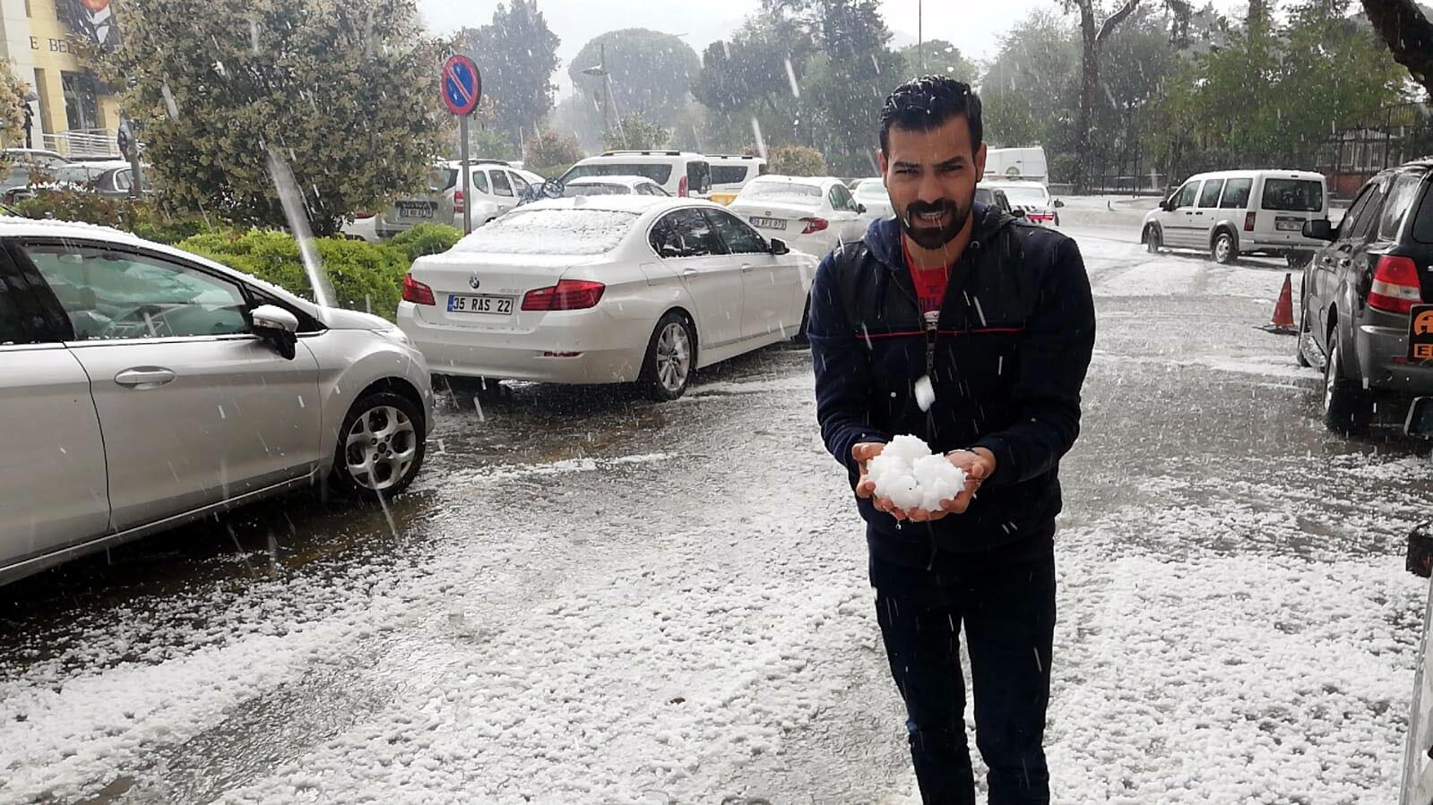 İzmir'de dolu, sağanak, hortum!