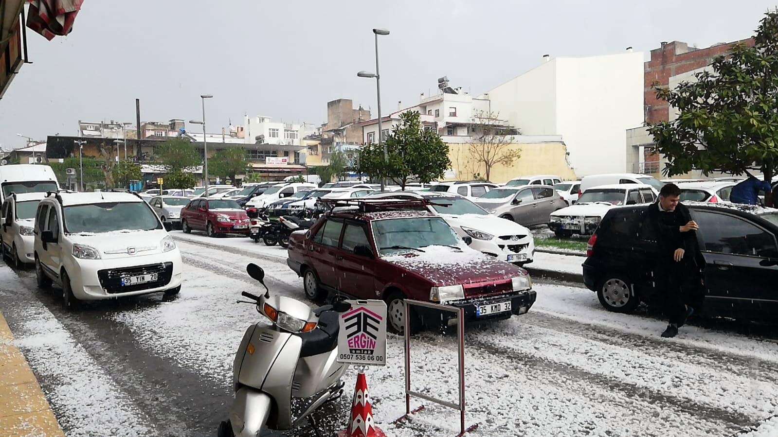 İzmir'de dolu, sağanak, hortum!