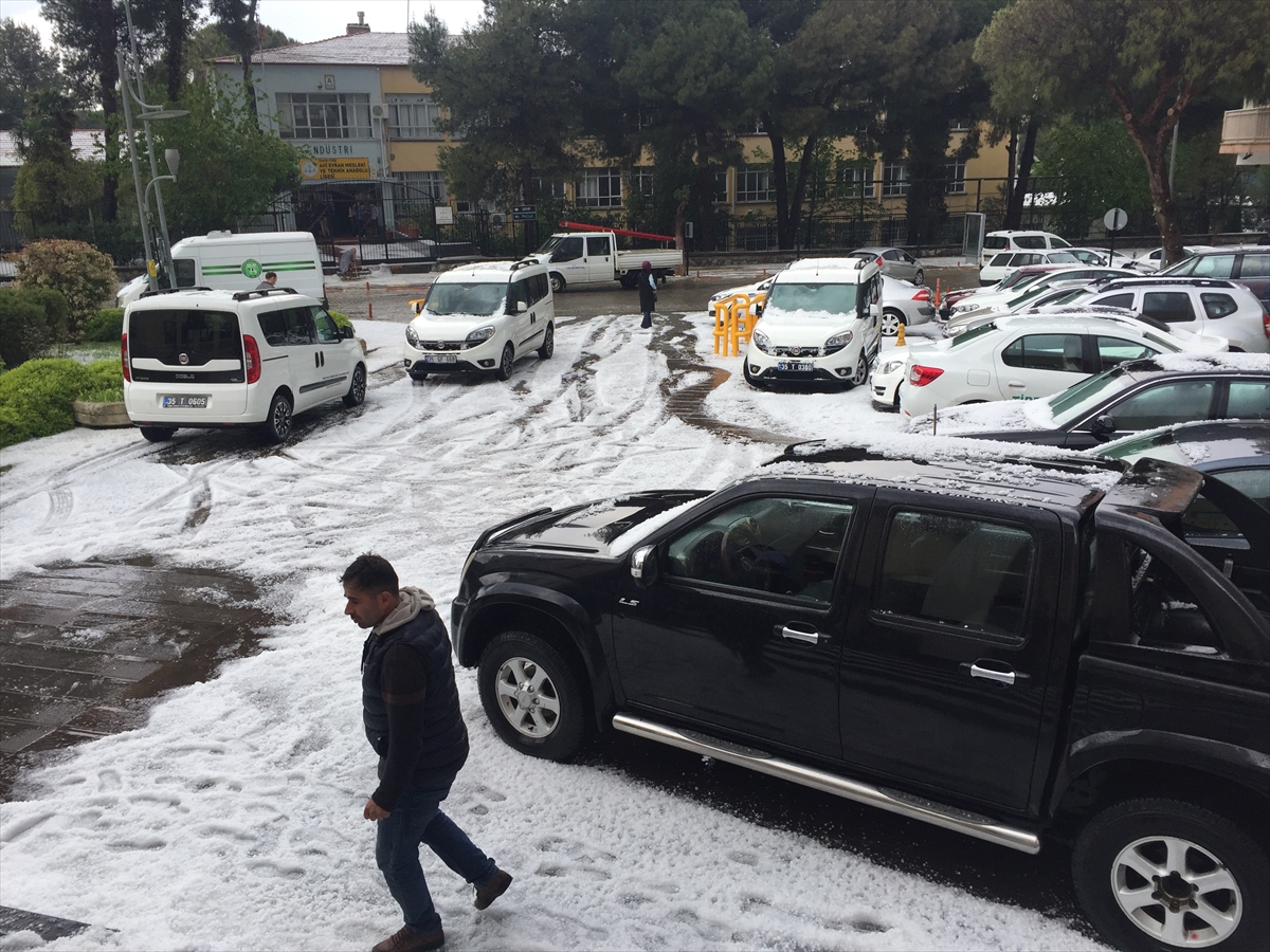 İzmir'de dolu, sağanak, hortum!