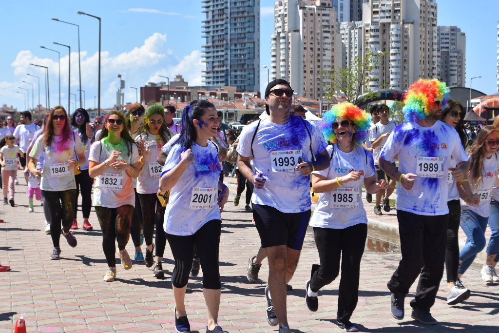 İzmir'de 'renkli koşu' festivali