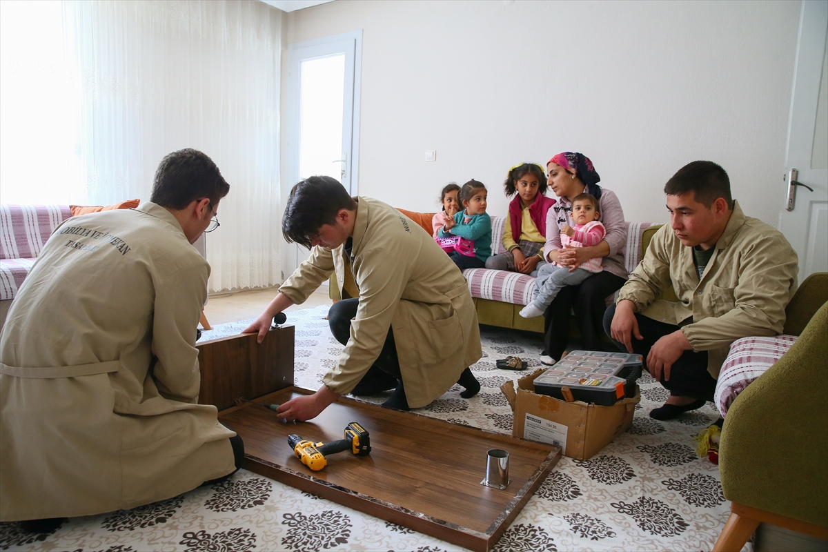 Mahallelinin tamir işleri öğrencilere emanet