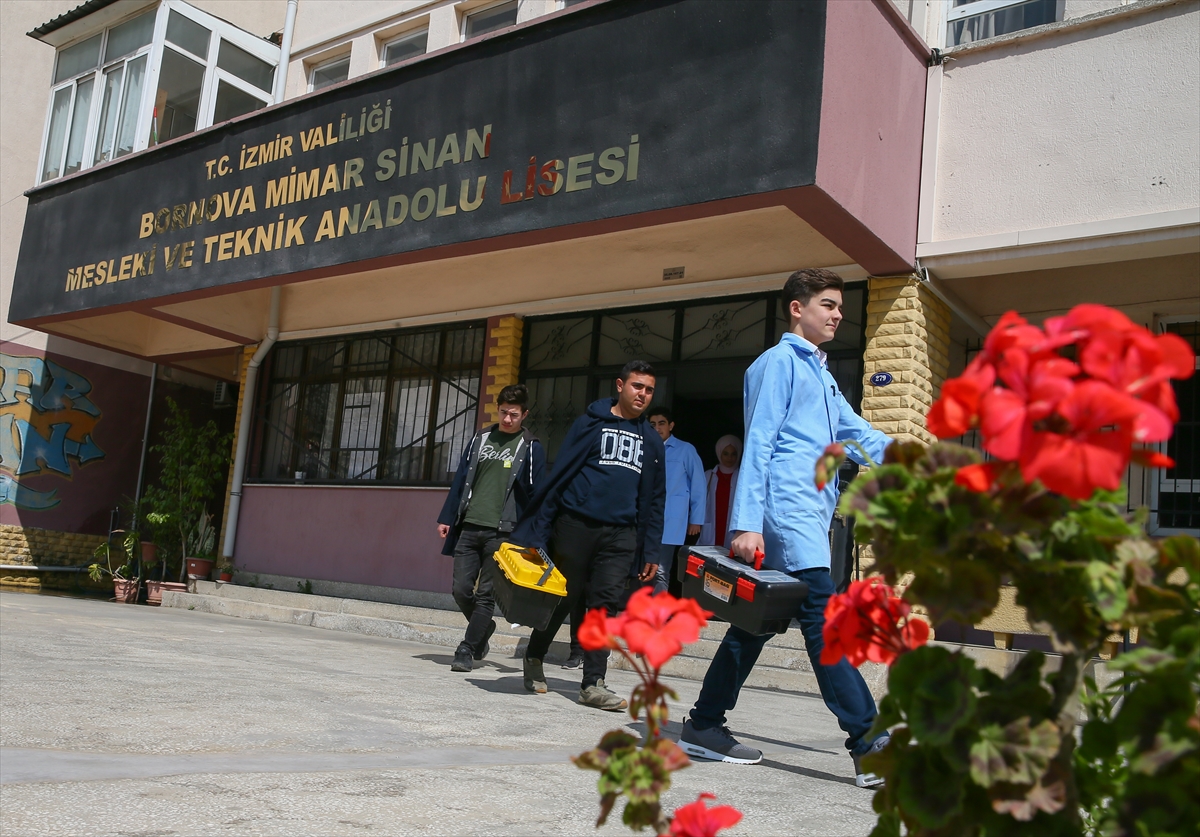 Mahallelinin tamir işleri öğrencilere emanet