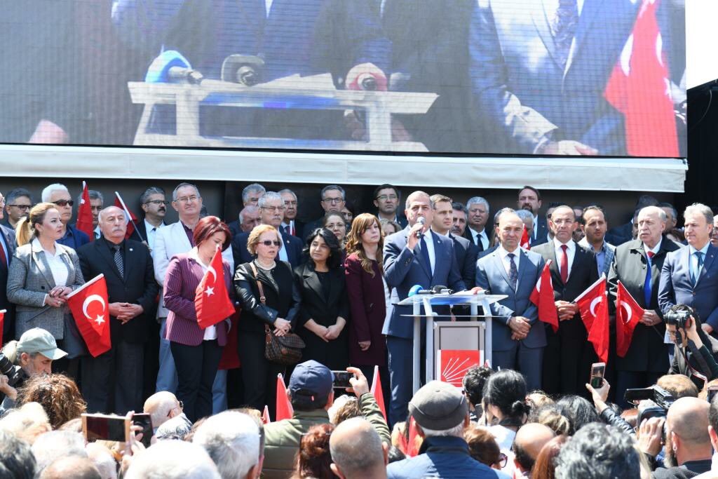 CHP İzmir Konak Meydanı'nda saldırıyı protesto etti