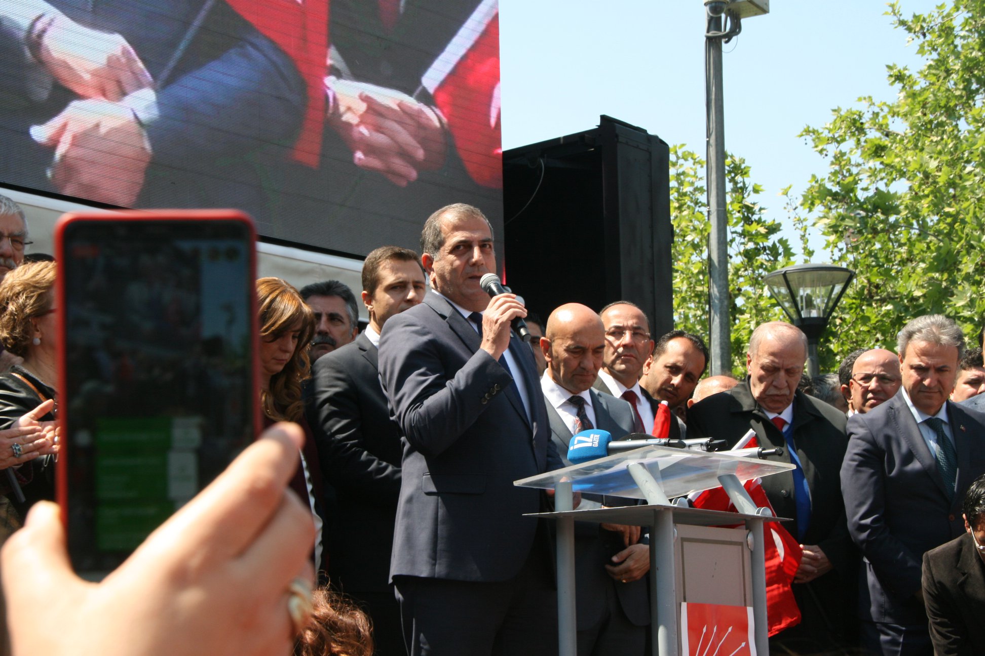 CHP İzmir Konak Meydanı'nda saldırıyı protesto etti