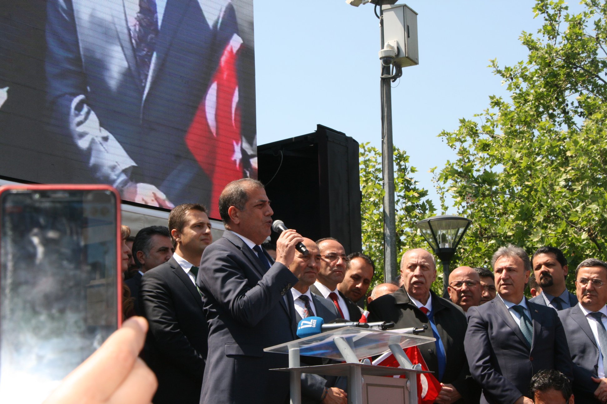 CHP İzmir Konak Meydanı'nda saldırıyı protesto etti