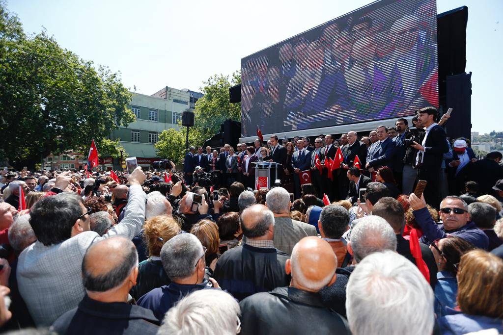 CHP İzmir Konak Meydanı'nda saldırıyı protesto etti