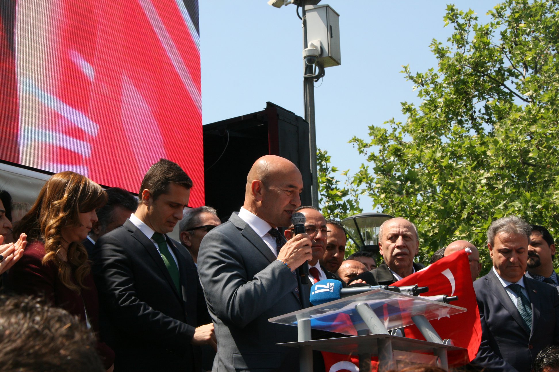 CHP İzmir Konak Meydanı'nda saldırıyı protesto etti