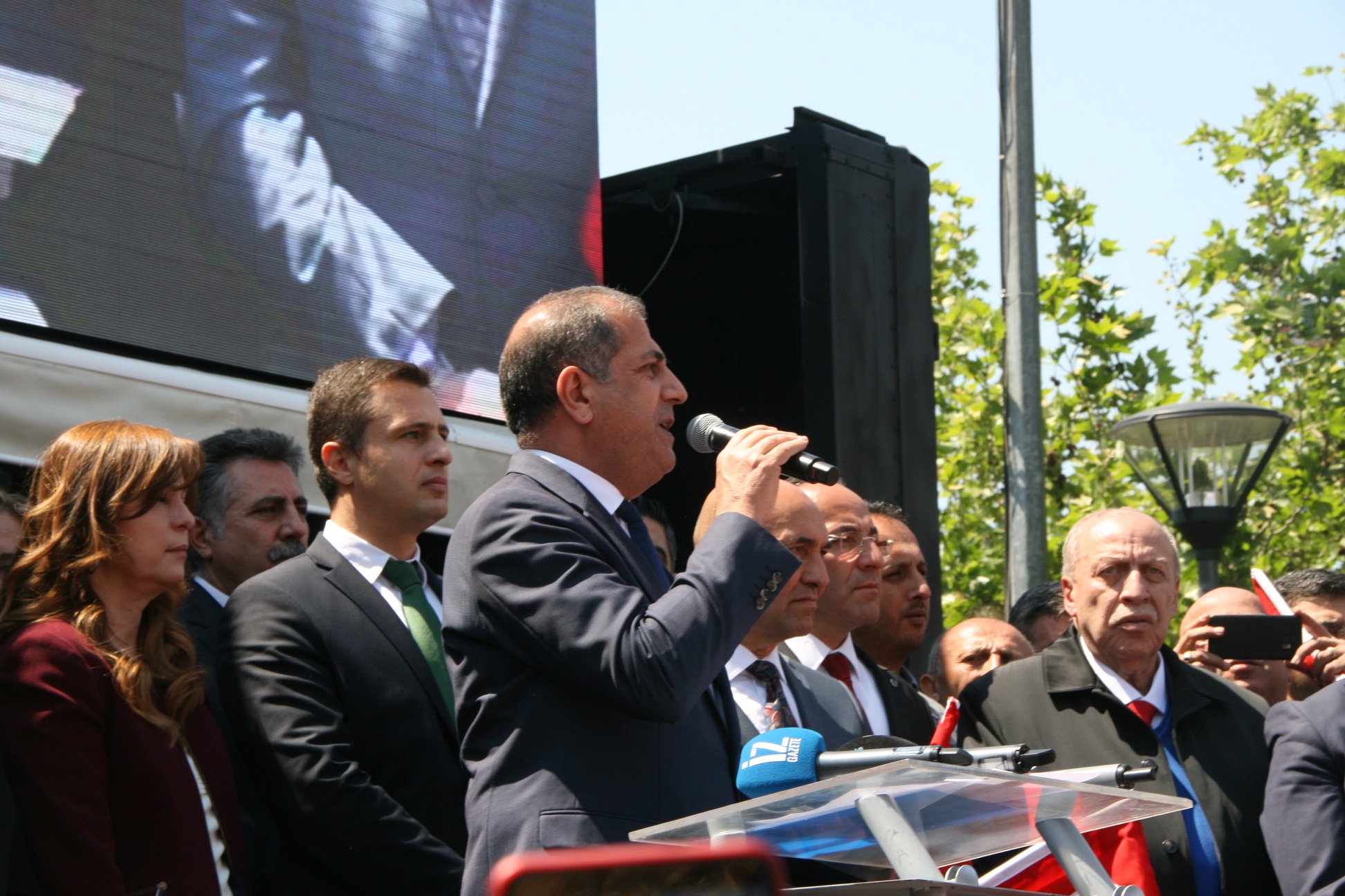 CHP İzmir Konak Meydanı'nda saldırıyı protesto etti