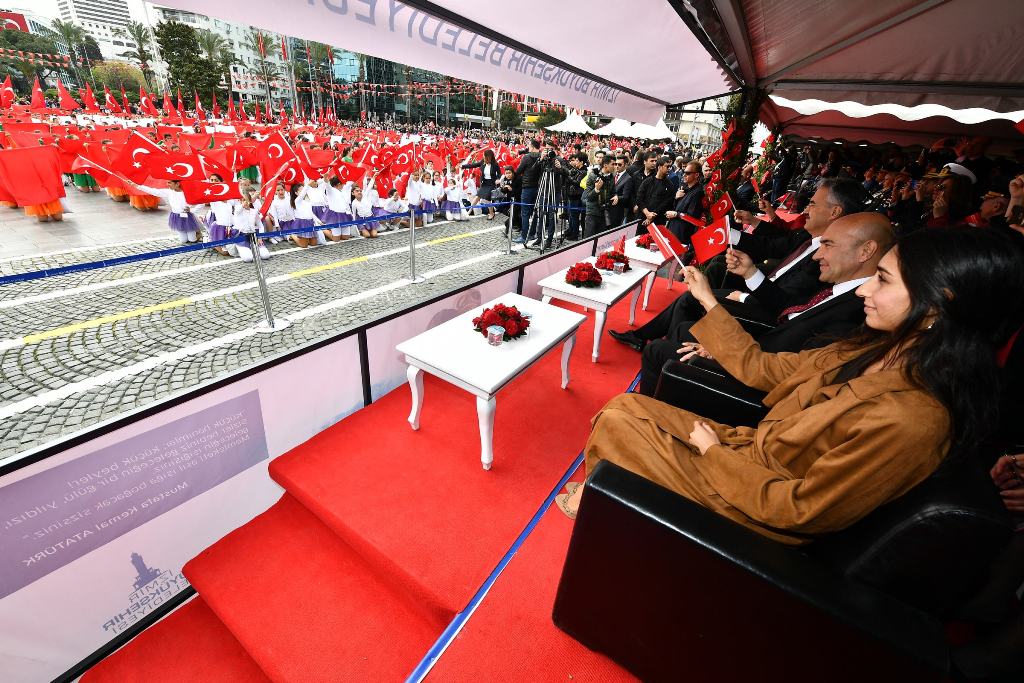 İzmir'de 23 Nisan'dan renkli görüntüler...