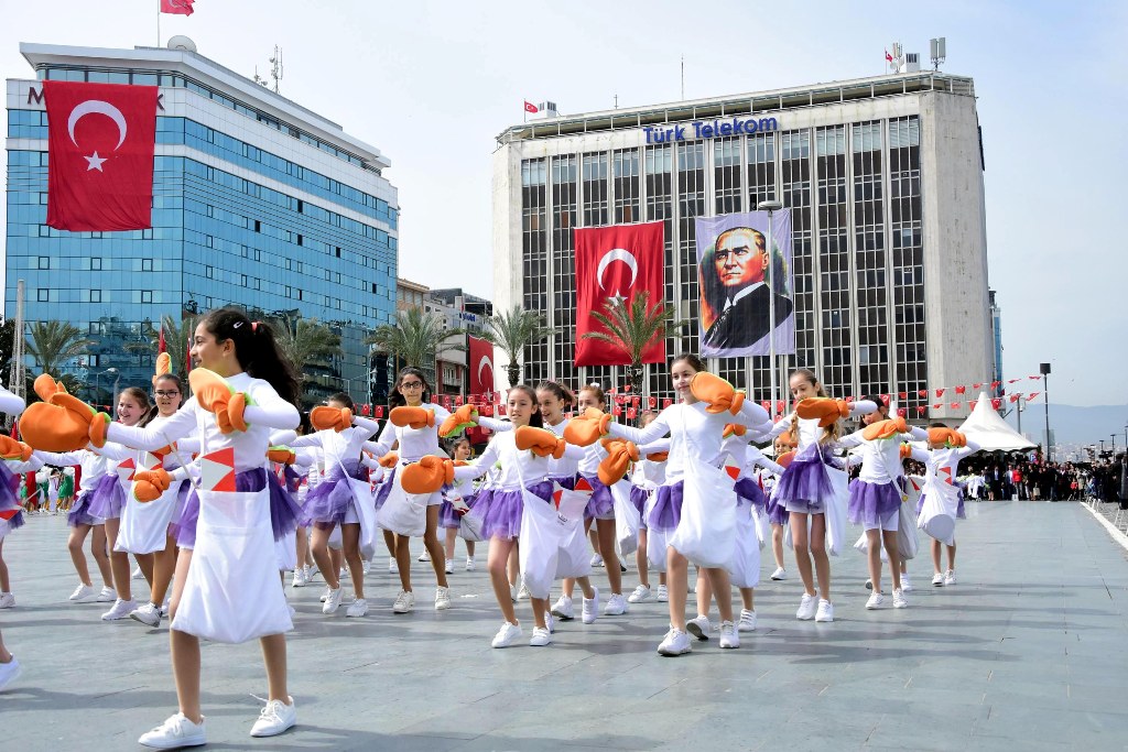 İzmir'de 23 Nisan'dan renkli görüntüler...