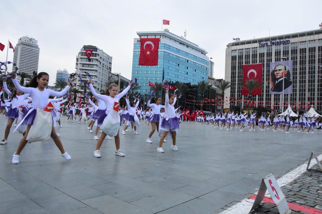 İzmir'de 23 Nisan'dan renkli görüntüler...