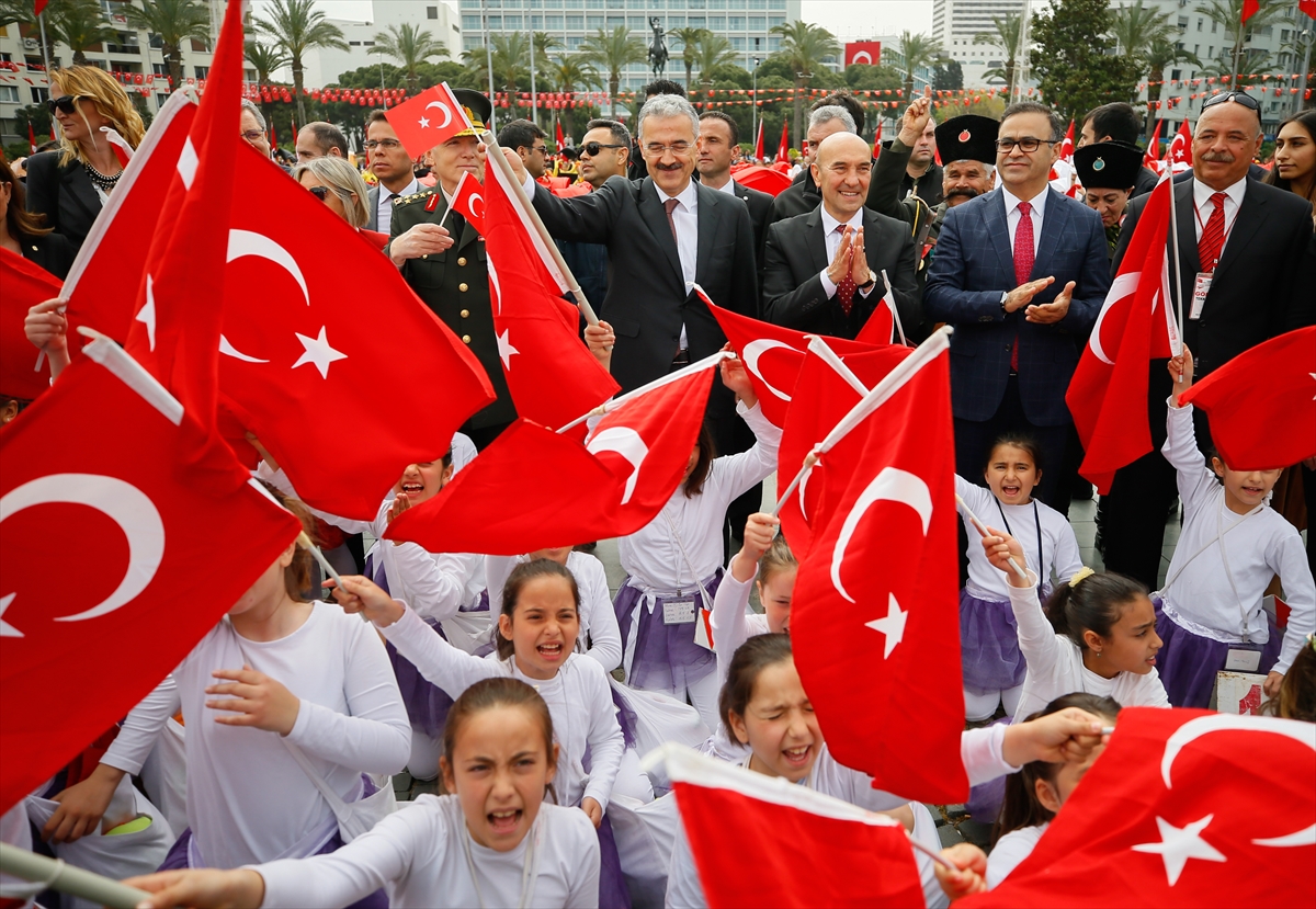 İzmir'de 23 Nisan'dan renkli görüntüler...