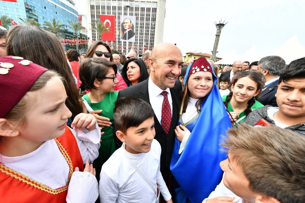 İzmir'de 23 Nisan'dan renkli görüntüler...