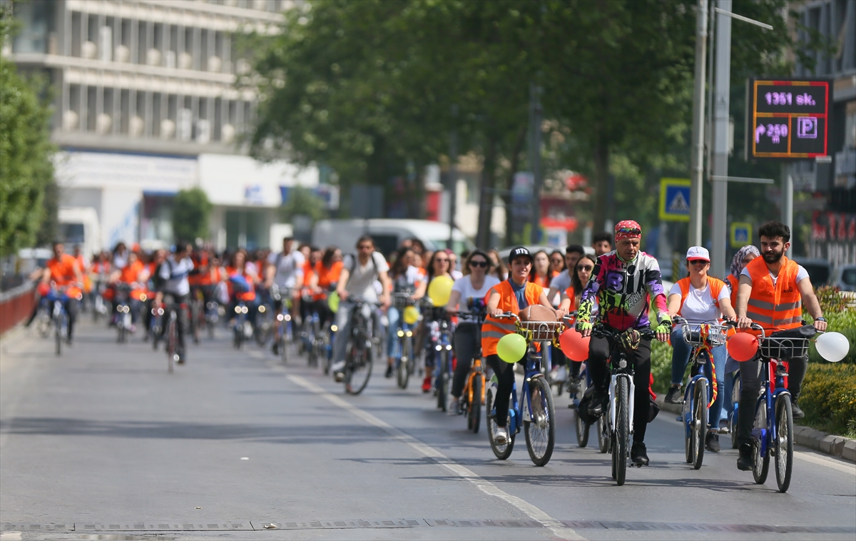 İzmir'de sağlıklı yaşam için pedal çevirdiler