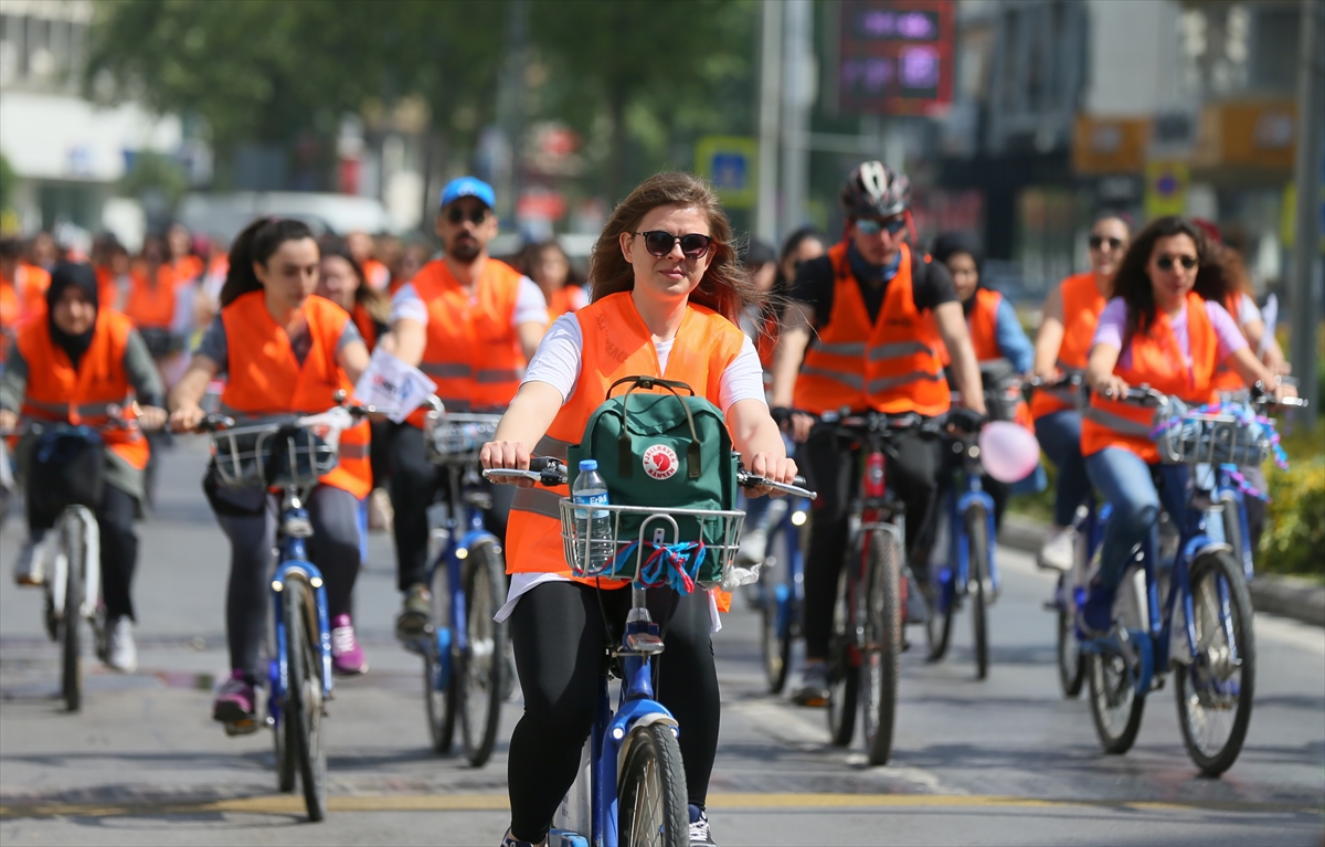 İzmir'de sağlıklı yaşam için pedal çevirdiler