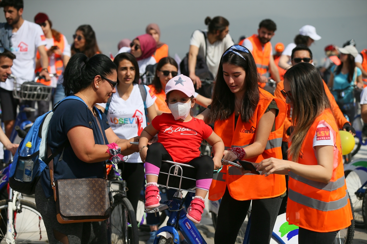 İzmir'de sağlıklı yaşam için pedal çevirdiler