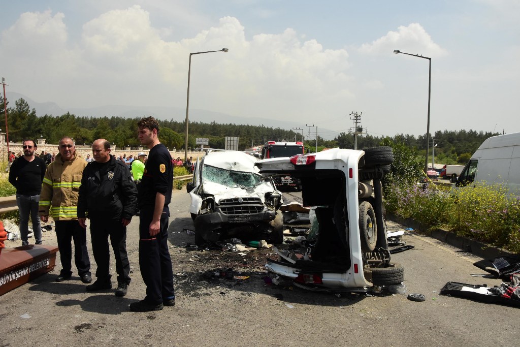 İzmir'de feci kaza: 7 ölü, 1 yaralı