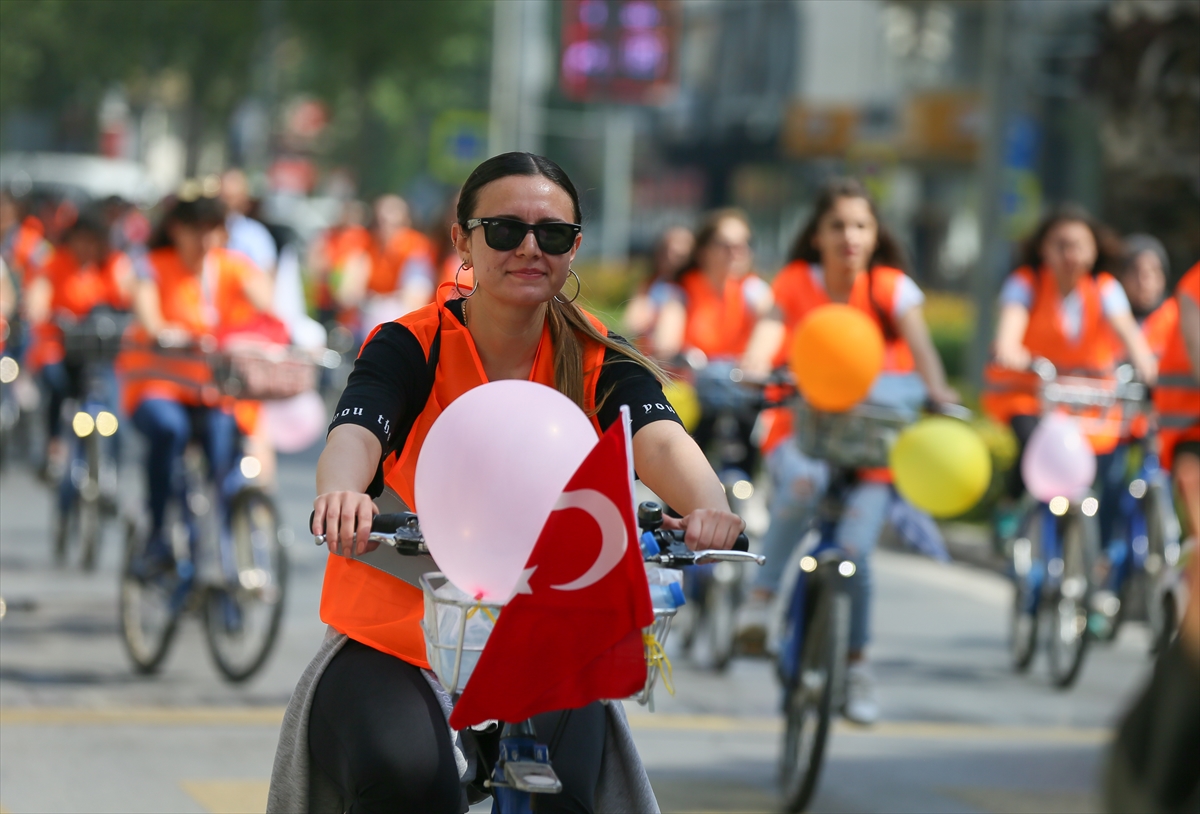 İzmir'de sağlıklı yaşam için pedal çevirdiler