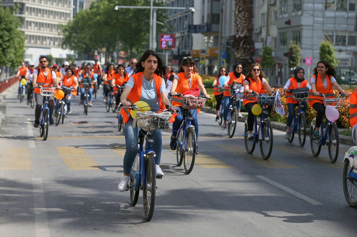 İzmir'de sağlıklı yaşam için pedal çevirdiler